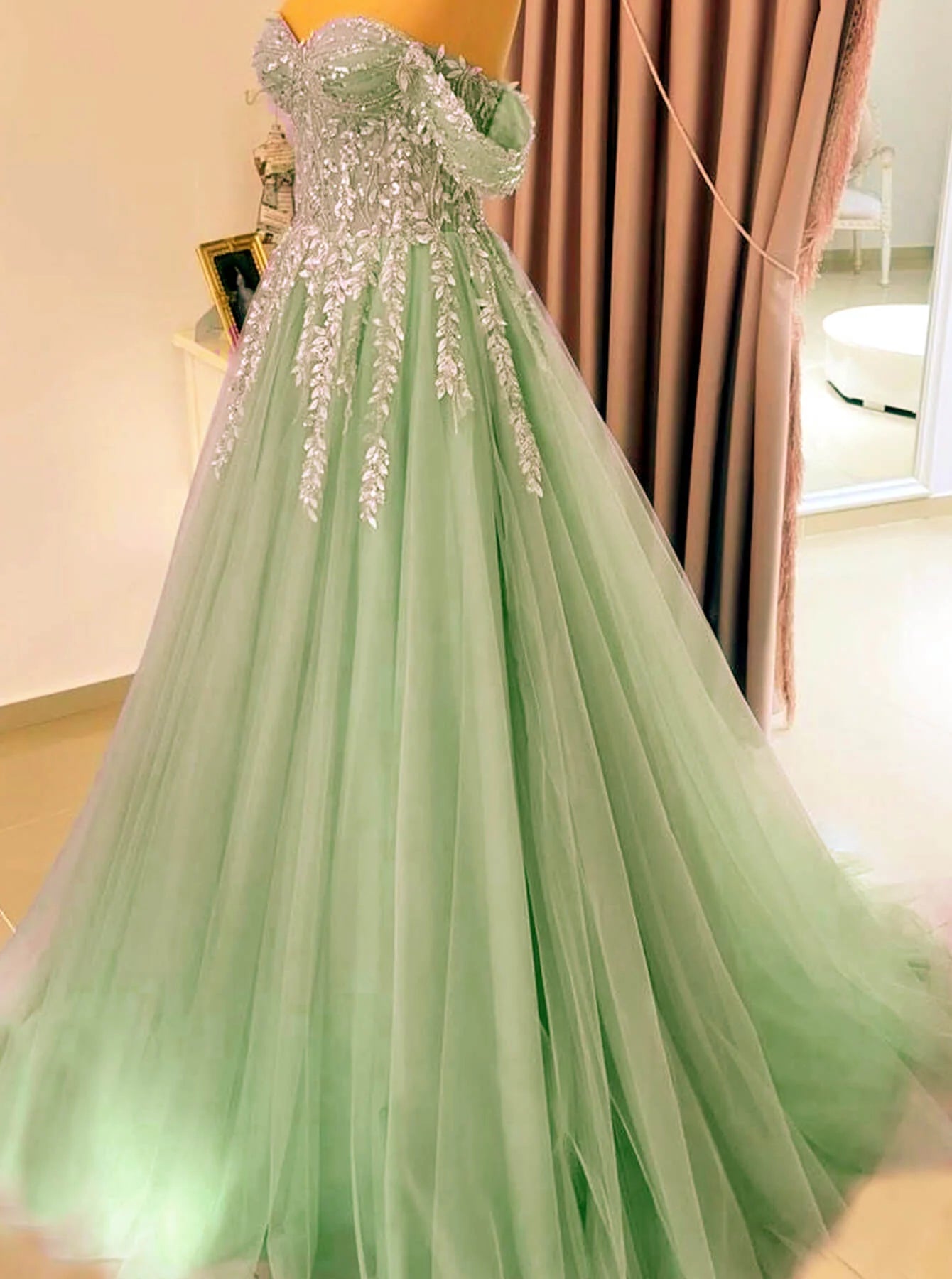 Women's Clothing With Trendy Designs A-line Off Shoulder Lace Appliques Tulle Prom Dresses Ballgown